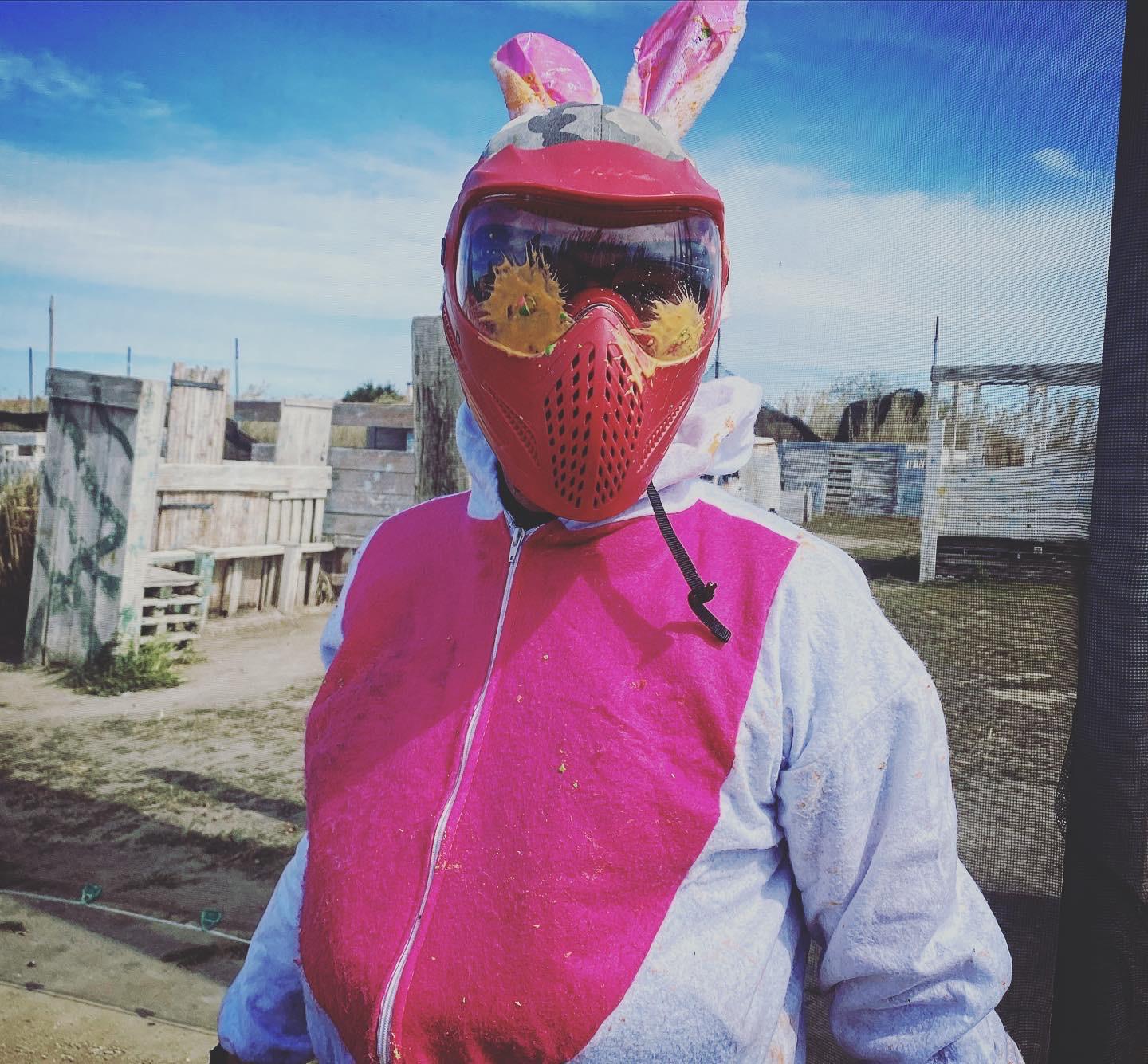 Paintball EVG Perpignan Torreilles : futur marié en lapin rose complètement mitraillé – enterrement de vie de garçon 66