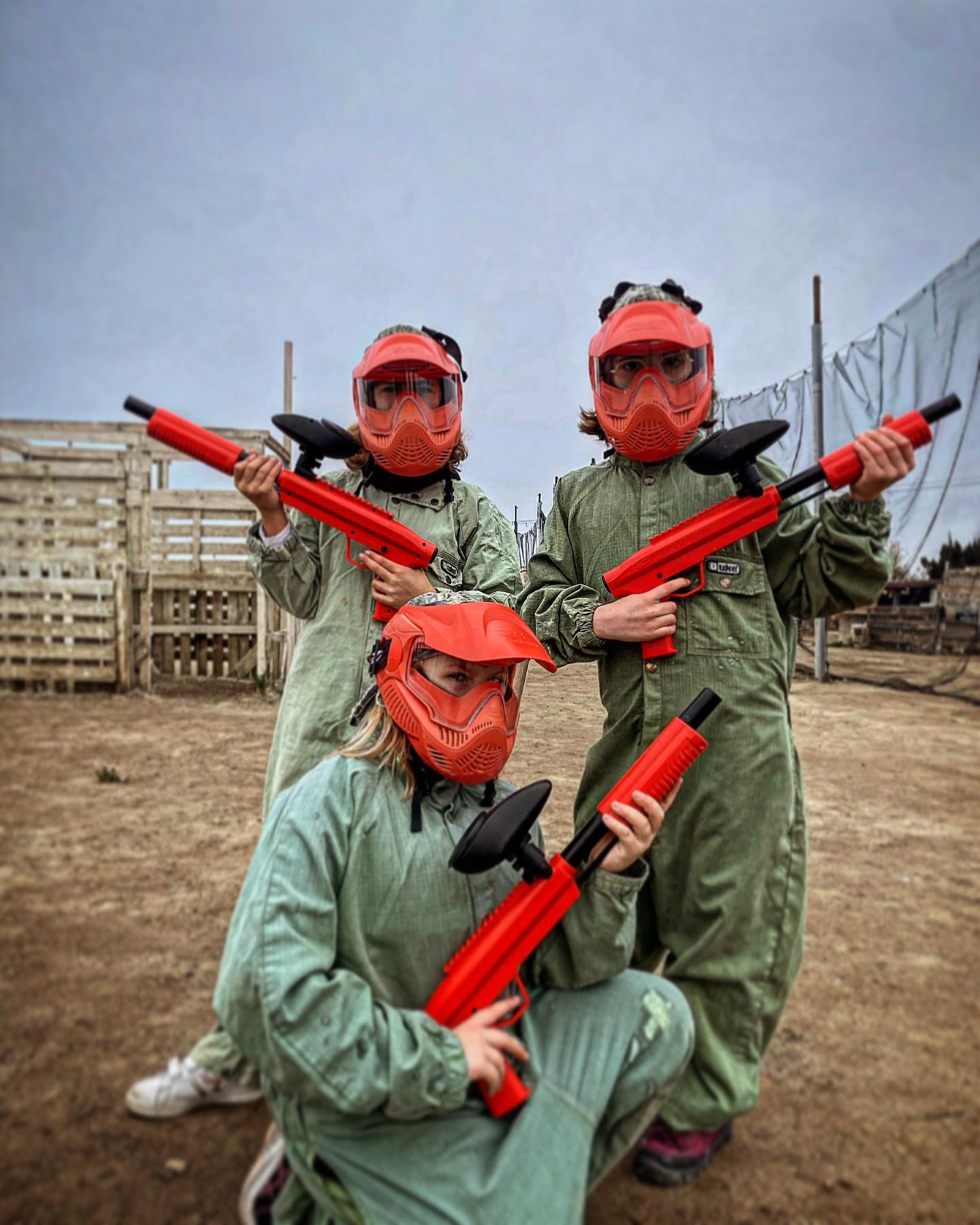 Anniversaire paintball enfant Perpignan : enfants avec lanceurs et masques rouges junior – Torreilles 66